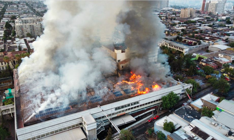 Registran incendio en el Hospital San Borja Arriarán de Santiago de Chile