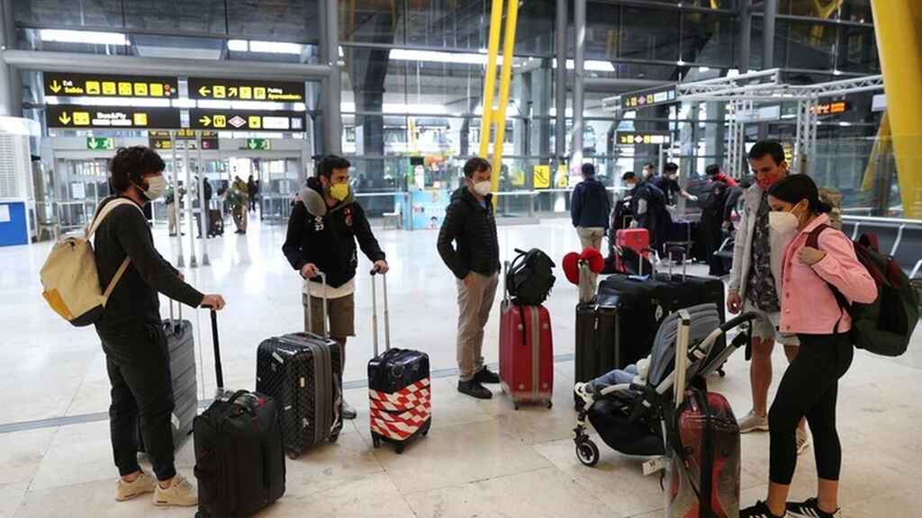 España amplía 14 días más las restricciones a vuelos y barcos