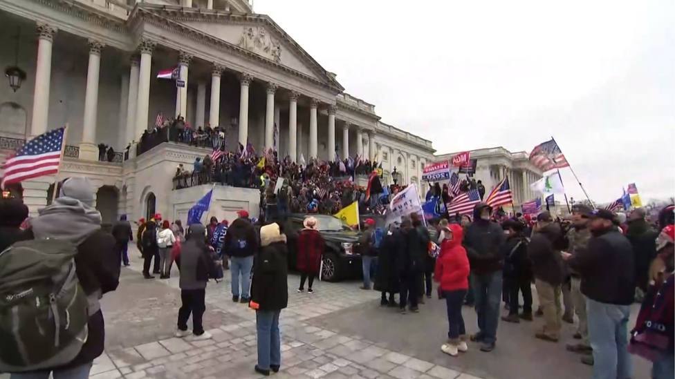 Congreso de EEUU suspende sesión tras irrupción de manifestantes al Capitolio