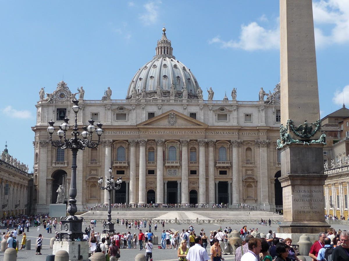 Vaticano condena al expresidente de su banco y a dos socios por malversar