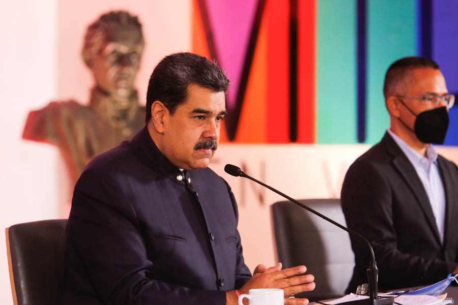 Maduro propone una nueva estrella para la bandera nacional