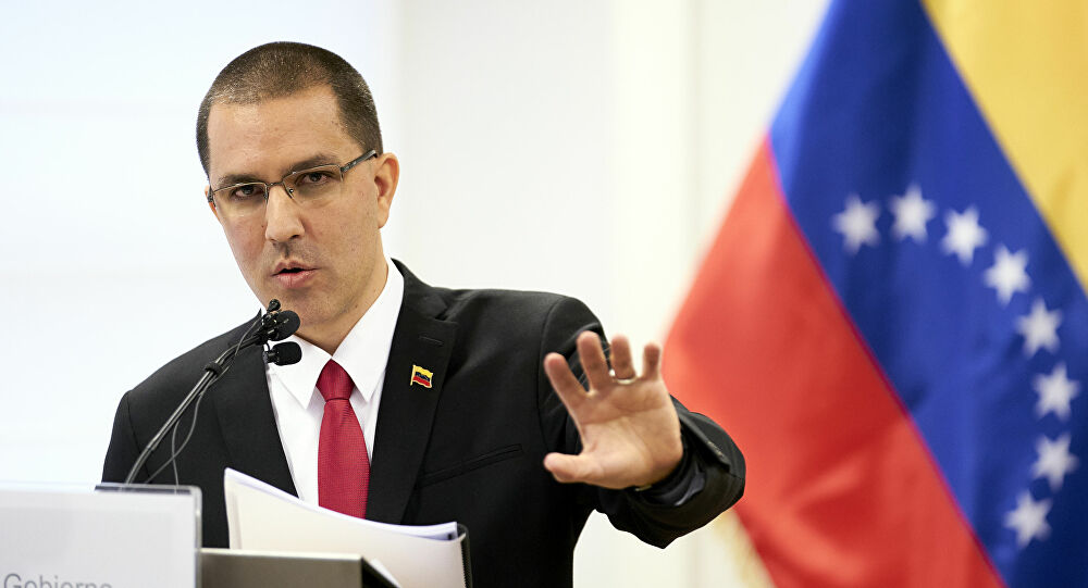 Arreaza acusa a Duque de crear "cortinas de humo" para ocultar "ataques contra Venezuela"