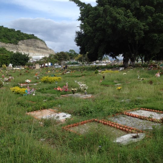 Instan a familiares a incorporarse al mantenimiento de los cementerios | Diario 2001