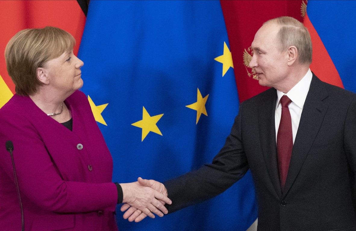 Putin y Merkel conversaron sobre posible producción conjunta de vacunas