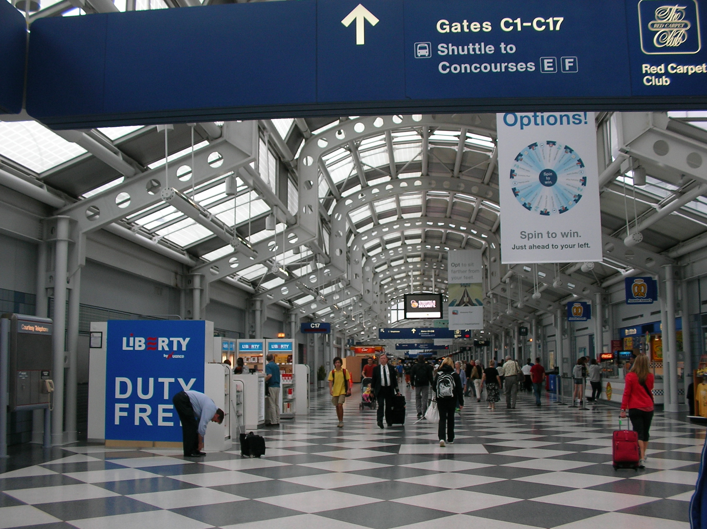 Un hombre se pasa 3 meses escondido en aeropuerto por miedo al COVID