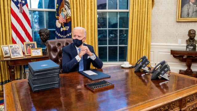 Biden elimina el "botón rojo" para recibir coca colas que puso Trump