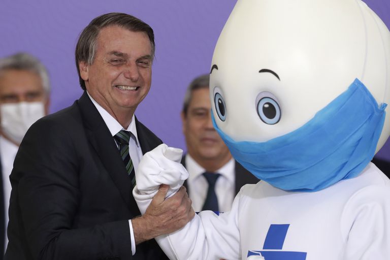 Bolsonaro afirmó que la "vacuna es de Brasil" y "no de ningún gobernador"