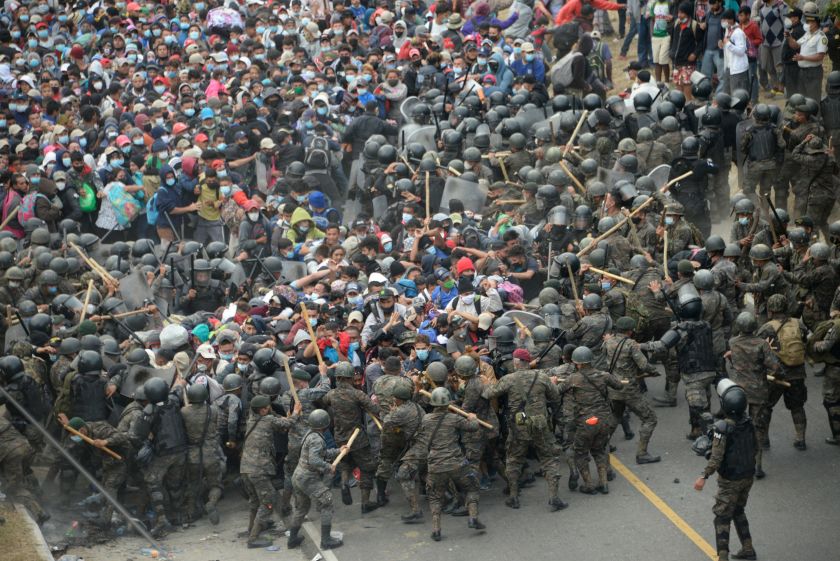 Fuerzas de Guatemala rocían gas lacrimógeno a migrantes