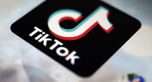 Niña italiana de 10 años muere asfixiada al participar en un reto de TikTok