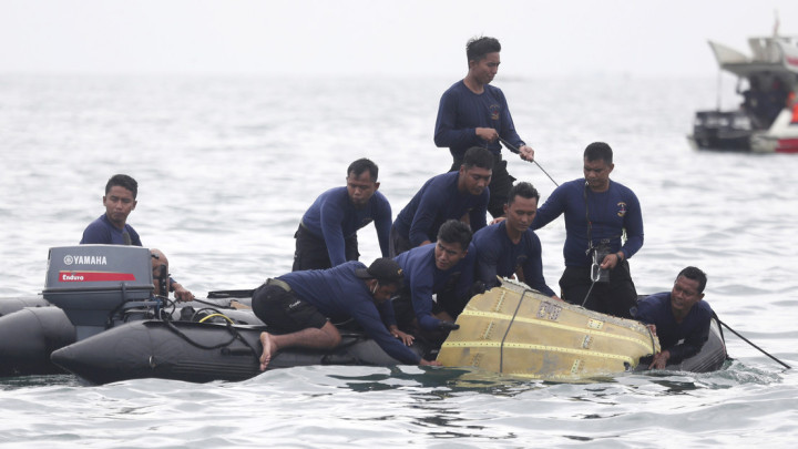 Indonesia continúa la búsqueda de restos del avión siniestrado