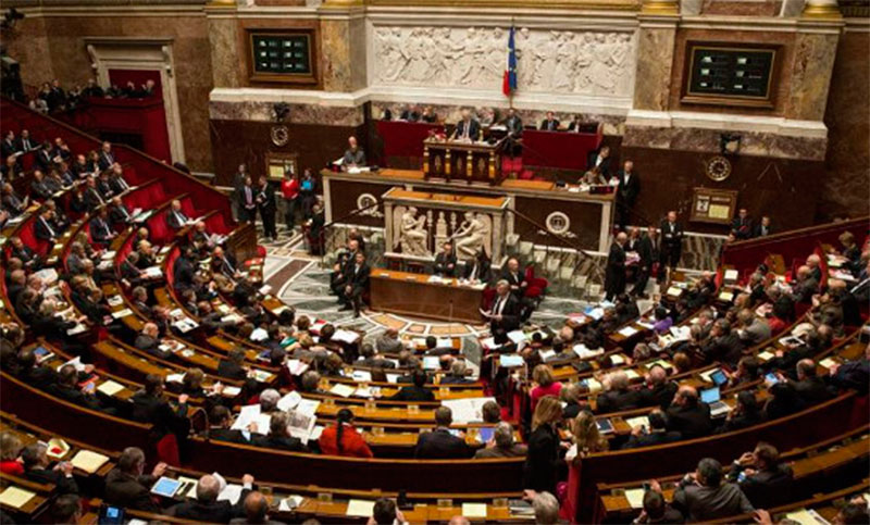 Senado francés adopta ley para proteger menores