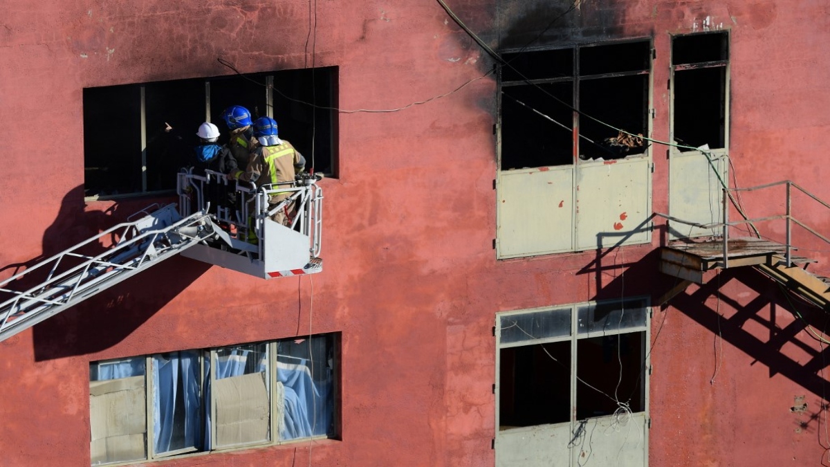 Un muerto y 18 heridos en incendio en residencia de ancianos en España