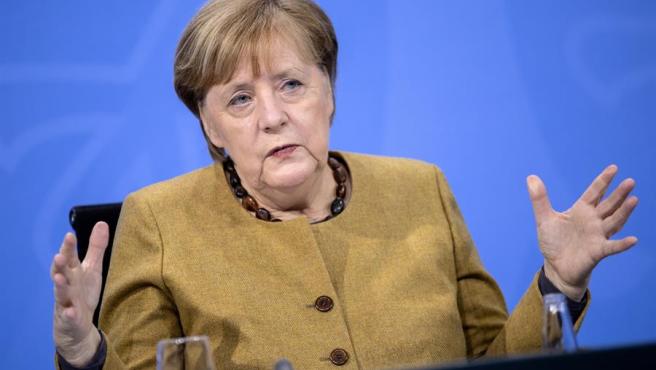 Merkel ve "problematico" suspensión de cuentas de Trump en redes