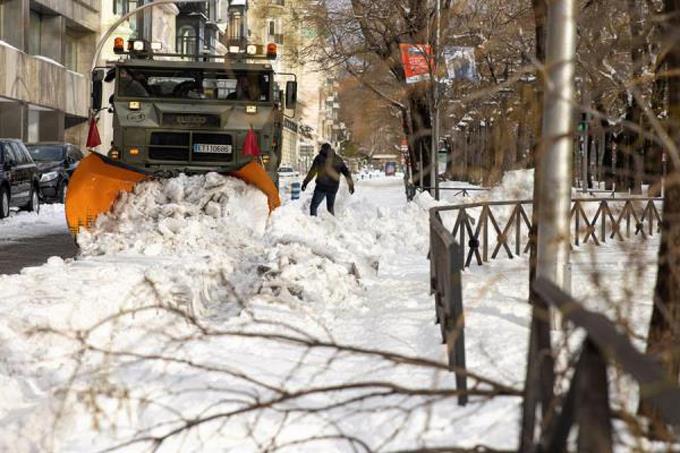 Heladas paralizan España y retardan normalización tras gran nevada