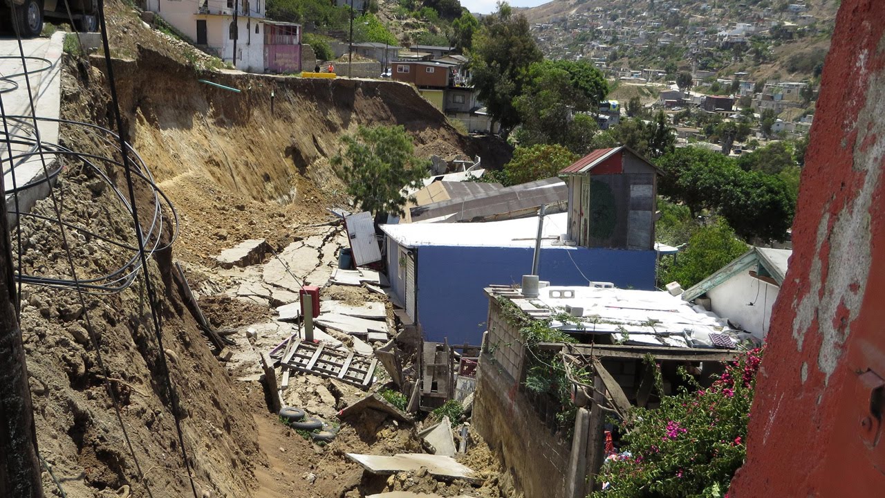 Deslave de tierra en México deja casas derrumbadas