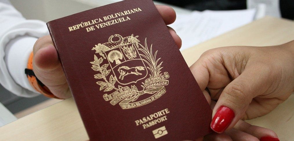 Funcionarios detienen a mujer que ofrecía pasaportes falsos
