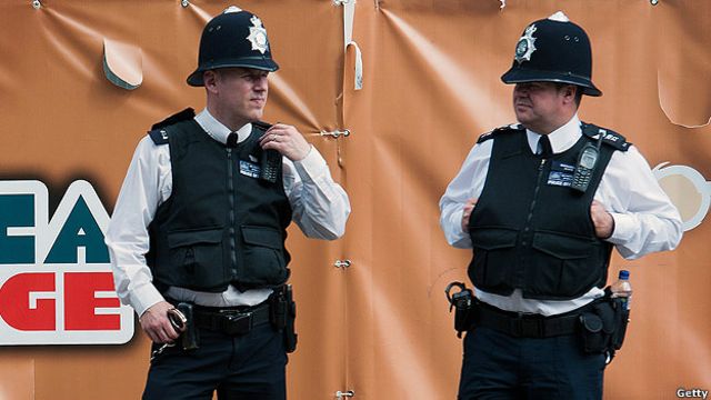 Policía británica será "más fuerte" con las sanciones por el confinamiento