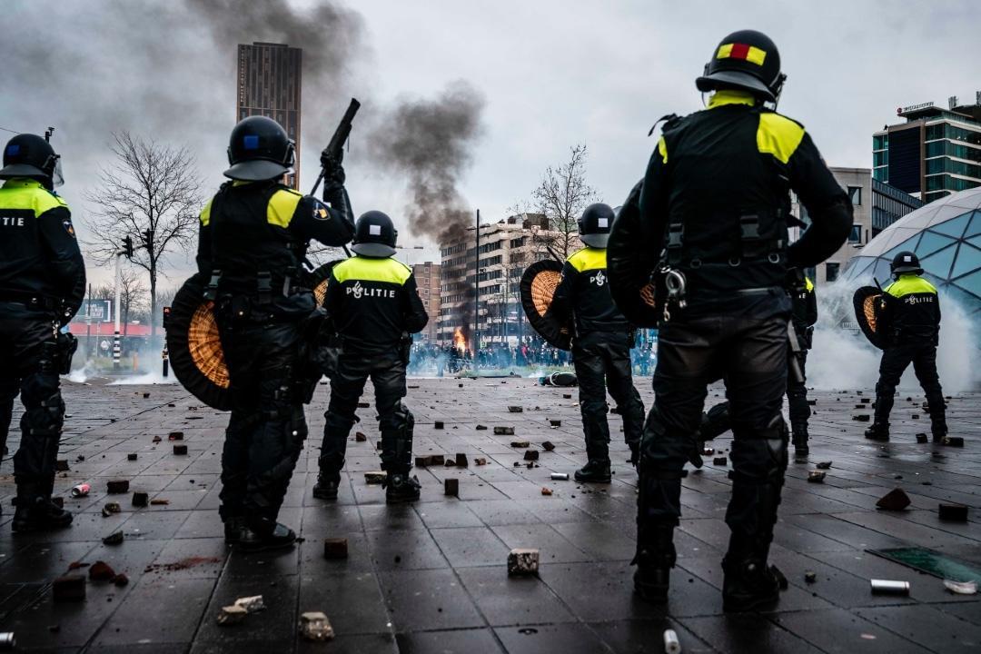 Policía detiene a 184 personas tras protestas en Países Bajos
