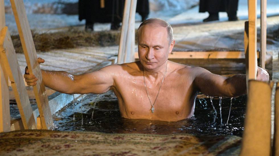 Presidente Putin se zambulle en agua helada pese al COVID-19