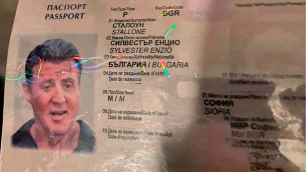 Detienen a falsificadores que atraían clientes con pasaporte