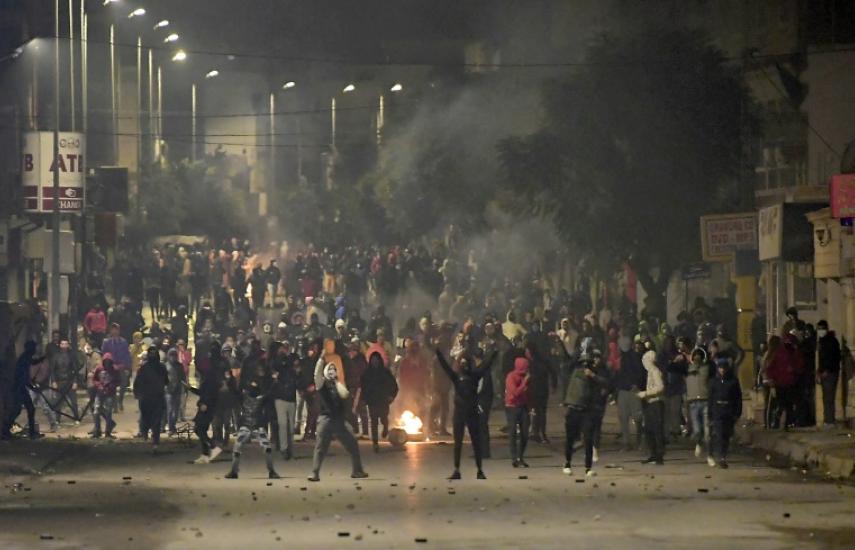 Túnez sigue en tensión tras cuarta noche de enfrentamientos