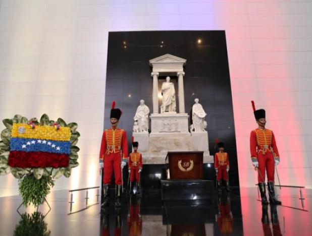 Docentes en su día rindieron honores al Libertador en el Panteón Nacional