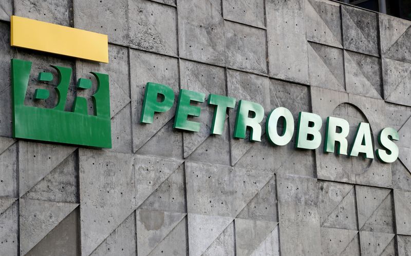 Bolsonaro defiende cambio de presidente de Petrobras y critica gestión