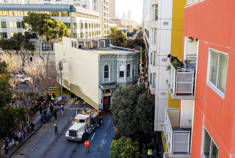 Una casa circula por las calles de San Francisco hacia su nueva dirección