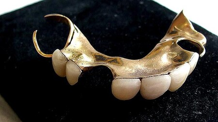 Estos son los dientes postizos más antiguos (y también los más caros)