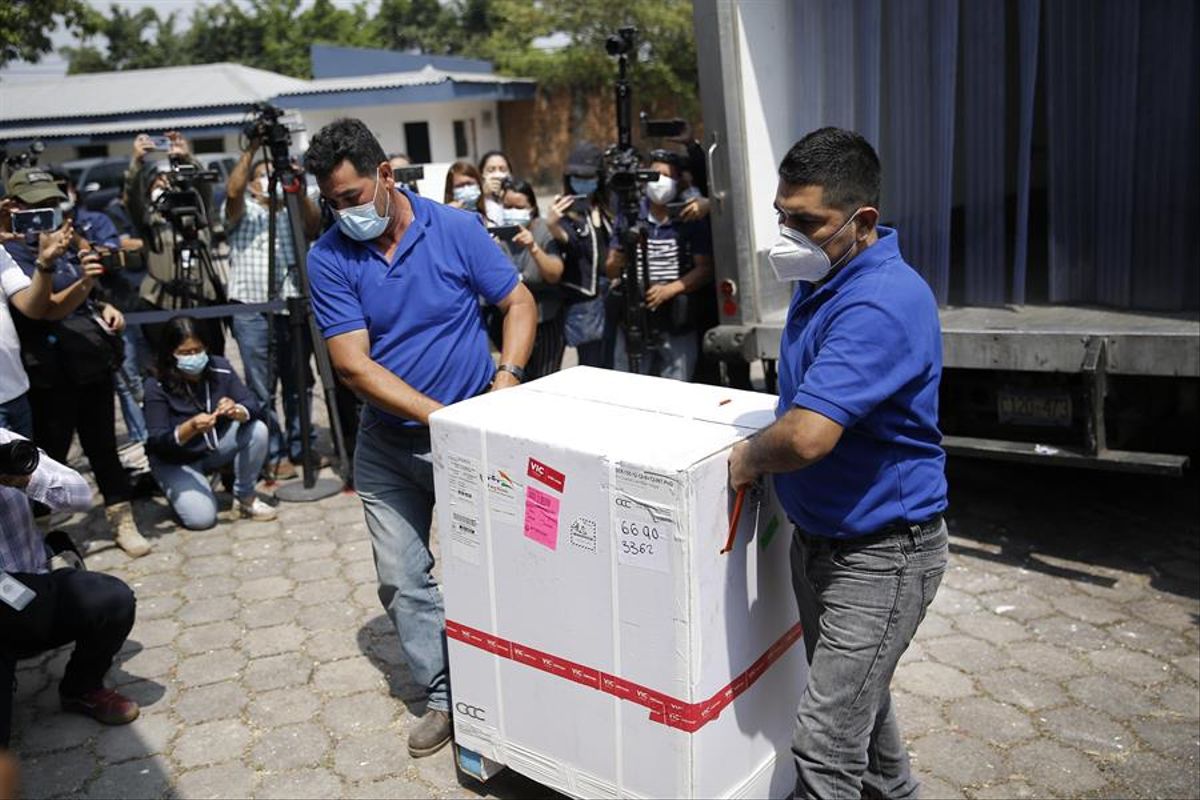 Gobierno de Perú retira a 16 funcionarios vacunados irregularmente