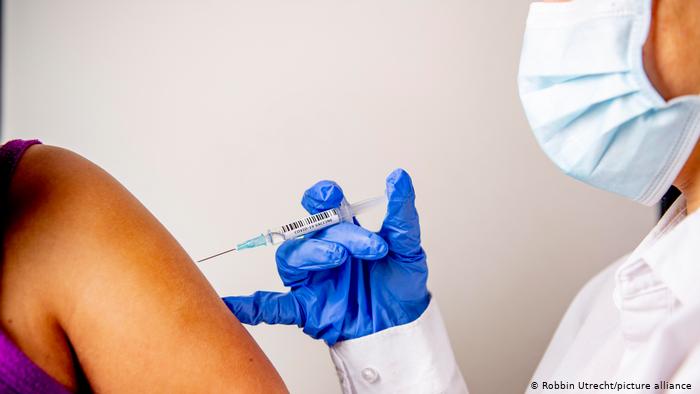 Una de las primeras vacunadas en Brasil contrae covid a 3 días