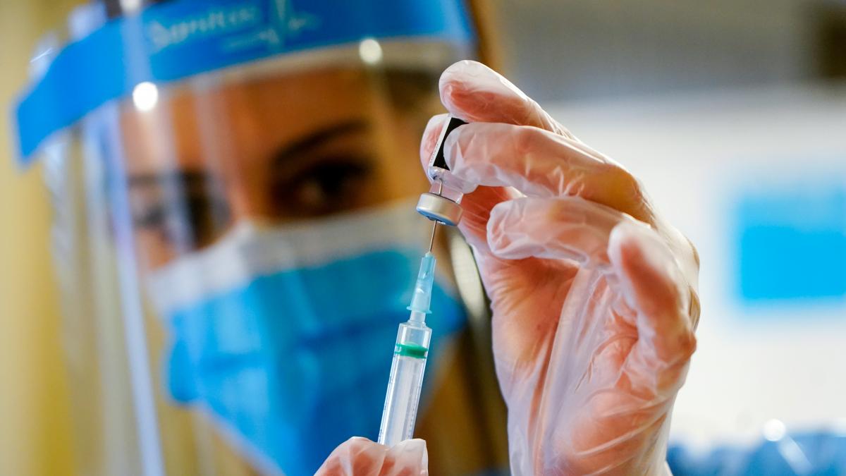 Vacuna Coronavac es "eficaz" contra variantes británica y sudafricana de COVID según Instituto