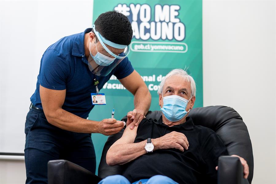Presidente de Chile recibe primera vacuna contra el COVID