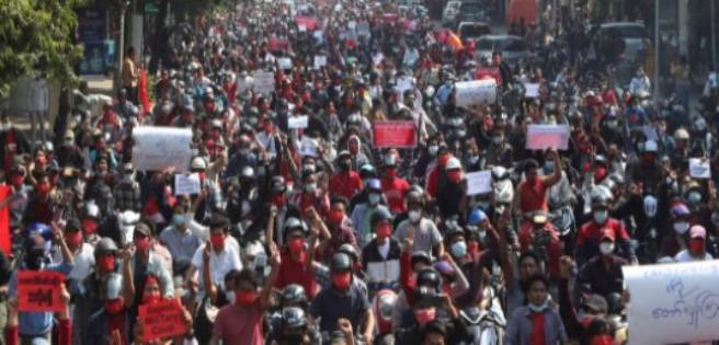 Miles de personas siguen protestando en las ciudades de Birmania