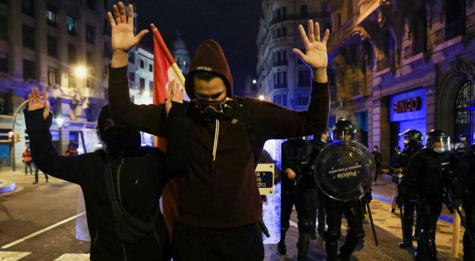 Detienen a tres personas en Barcelona en la séptima noche de protesta