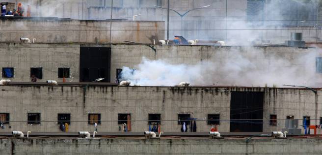 Enfrentamientos en prisiones de Ecuador dejan 75 muertos