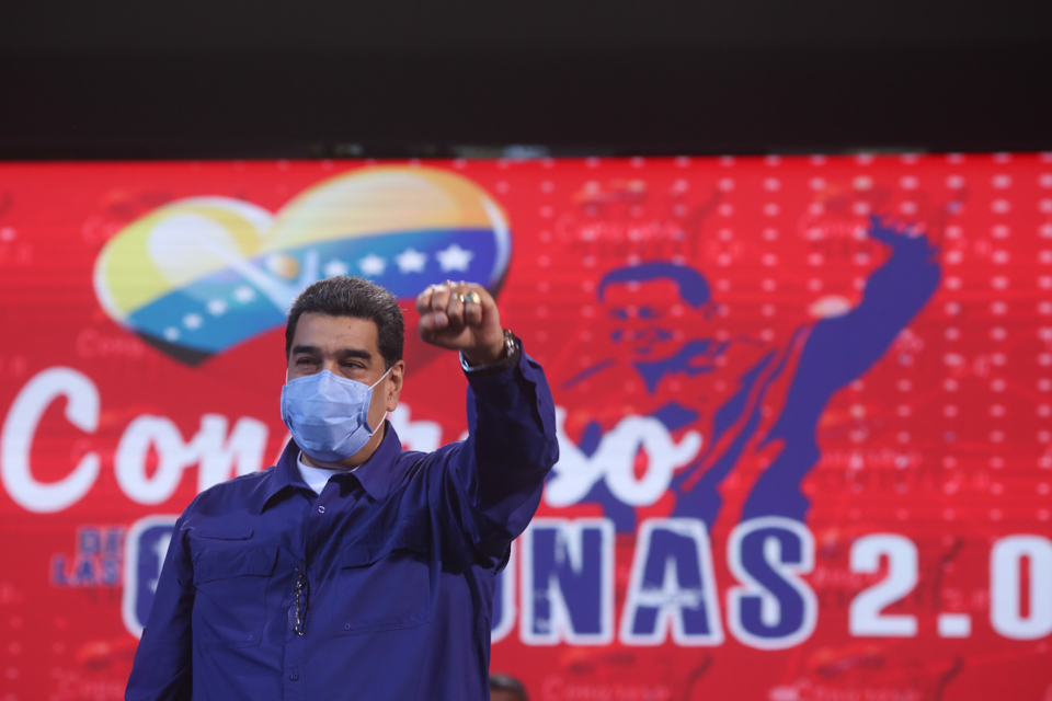 Maduro solicita "petrolizar" recursos del Estado para las Comunas
