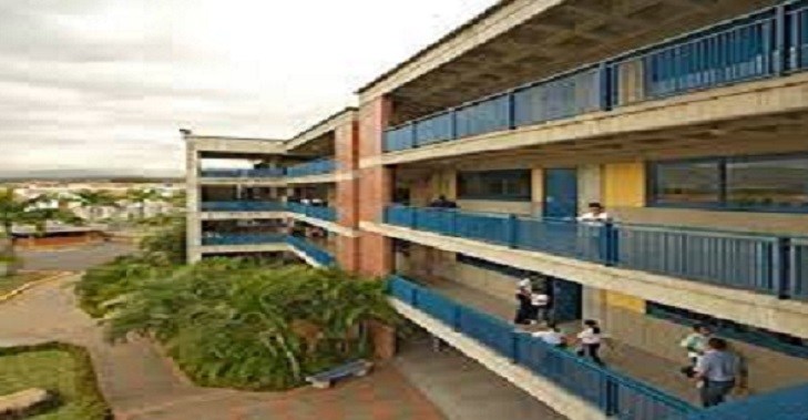 Adolescente salta al vacío desde el cuarto piso de su liceo