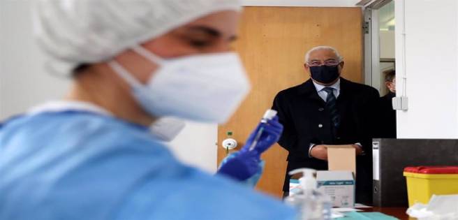 Primer ministro de Portugal recibe la primera dosis de la vacuna