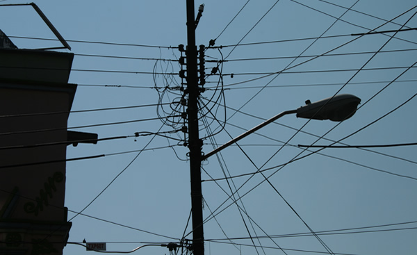 Hombre muere tras recibir una fuerte descarga eléctrica | Diario 2001