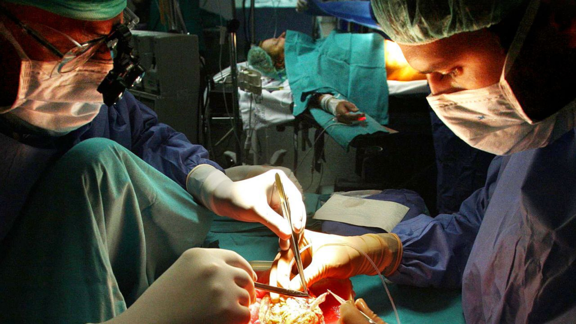 Logran los primeros trasplantes de corazones "reanimados" en niños