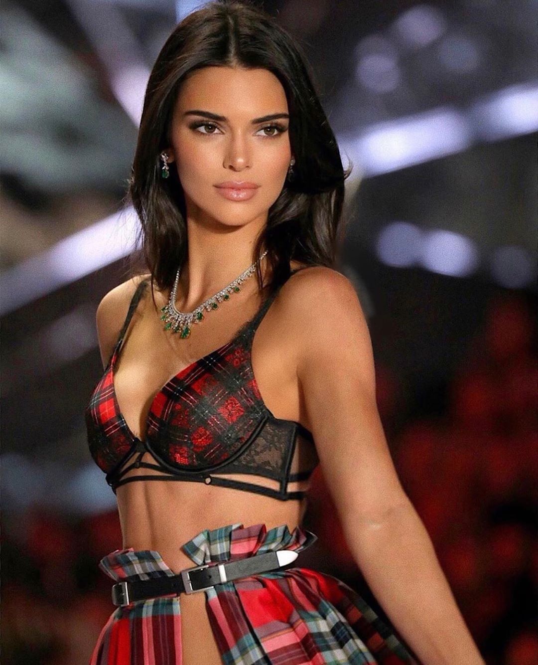 Kendall Jenner enciende las redes en campaña por San Valentín (+Fotos)