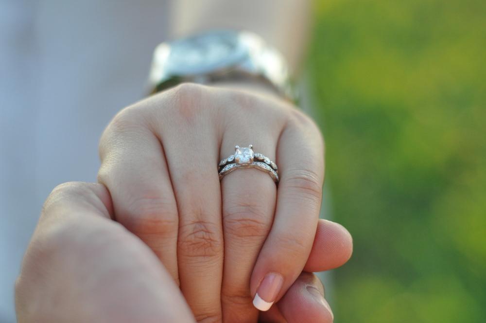 Hombre roba anillo de compromiso a su novia y lo da a otra