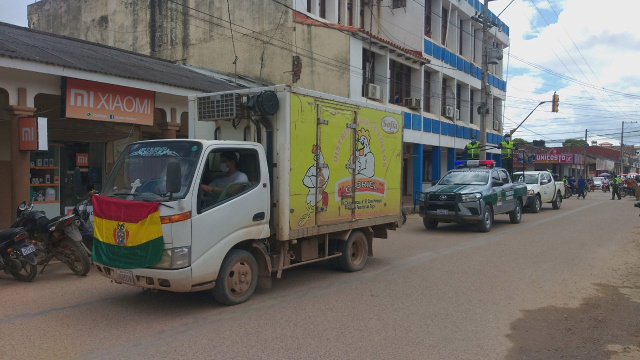 Ciudad boliviana usa camión de pollos para trasladar vacunas