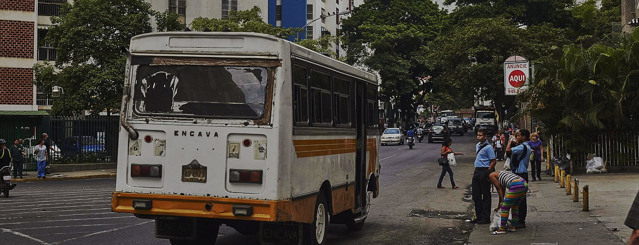 Obligan a un conductor de autobús a trasladar dos cadáveres en Petare