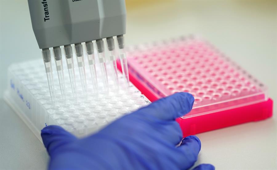 Reino Unido aprueba estudio anticovid donde se infecta a gente sana