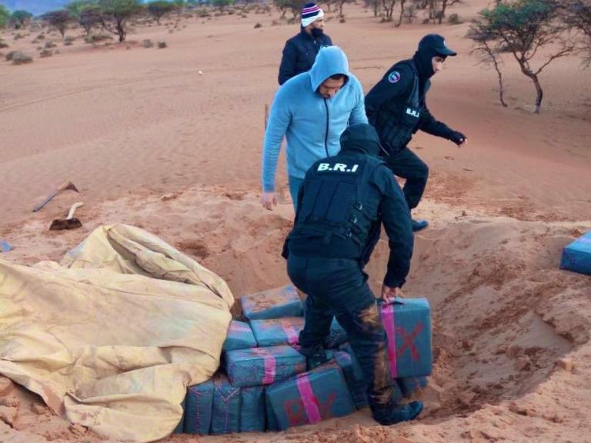 Policía de Marruecos decomisa nueve toneladas de droga escondidas en la arena