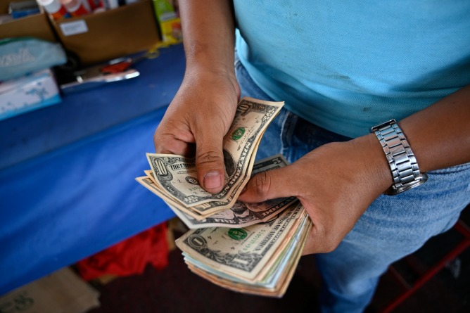 Dólar del BCV se despide de Febrero en 1.865.613,89 bolívares