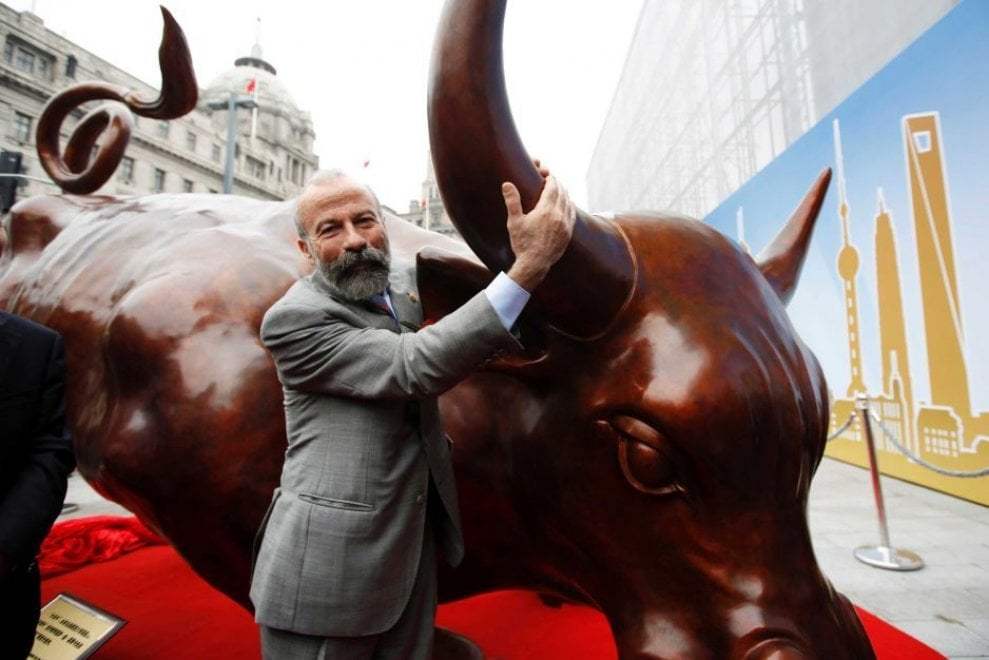 Muere el escultor siciliano Arturo Di Modica, autor del famoso toro