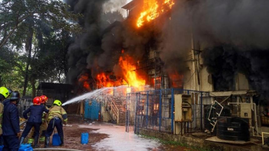 Trece muertos y 26 heridos por explosión en fábrica de petardos en India